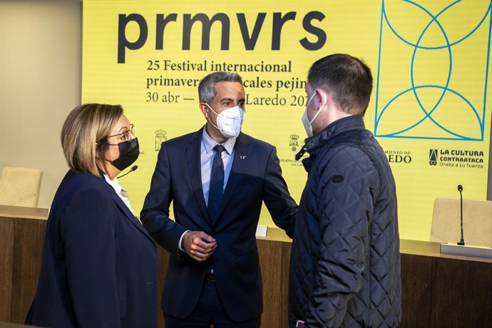 El vicepresidente y consejero de Universidades, Igualdad, Cultura y Deporte, Pablo Zuloaga, presenta, en rueda de prensa, las Primaveras Musicales Pejinas.