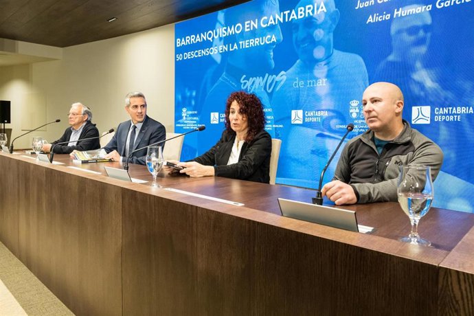 El vicepresidente y consejero de Universidades, Igualdad, Cultura y Deporte, Pablo Zuloaga, presenta el libro Barranquismo en Cantabria'
