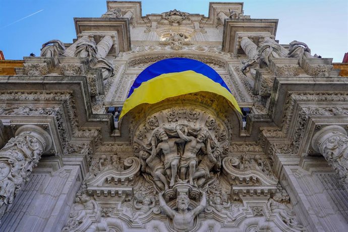 Archivo - Colocación de la bandera nacional de Ucrania ante la fachada principal del Palacio de San Telmo en señal de apoyo al pueblo ucraniano a 02 de marzo 2022 en Sevilla (Andalucía, España)
