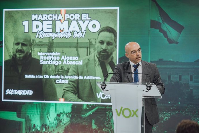 El portavoz del Comité Ejecutivo Nacional y eurodiputado de Vox, Jorge Buxadé, en rueda de prensa