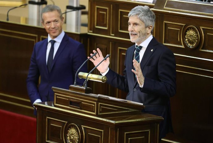 El presidente del Senado, Ander Gil (i) y el ministro del Interior, Fernando Grande-Marlaska (d), interviene en la reunión del Consejo Nacional de Protección Civil en el Palacio del Senado, a 25 de abril de 2022, en Madrid (España). La reunión se ha con