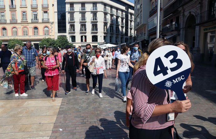 Archivo - Varios turistas pasean por la calles de Málaga, después de que haya atracado un crucero con más de seis mil cruceristas durante el puente de la Hispanidad a 12 de octubre de 2021 en Málaga (Andalucía). La ocupación de los hoteles de la ciudad,