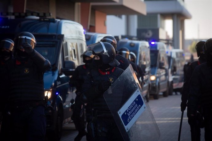 Archivo - Agentes de policía durante el desalojo de una nave industrial okupada en Badalona (Barcelona)