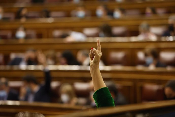 Una persona vota en una sesión plenaria, en el Congreso de los Diputados, a 7 de abril de 2022, en Madrid (España). 