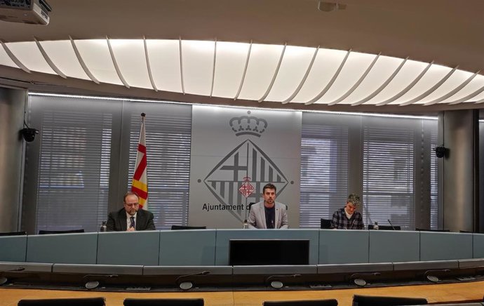 El abogado Álex Sola y los concejales de Barcelona Marc Serra y Lucia Martín en rueda de prensa.