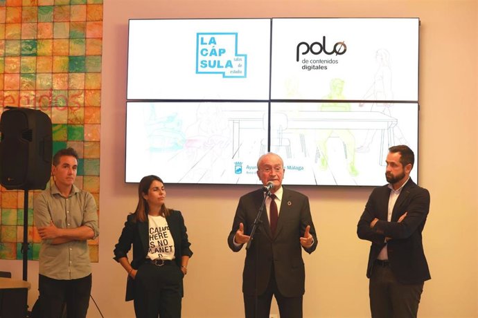 L alcalde de Málaga, Francisco de la Torre, acompañado por los concejales de Educación y Juventud y de Innovación y Digitalización Urbana, Luis Verde y Susana Carillo, respectivamente,  en la visita a La Cápsula ubicada en el Polo Digital