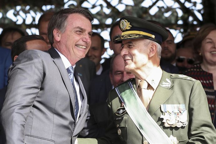 Archivo - El presidente brasileño, Jair Bolsonaro, y el ministro de la Presidencia, el general Luiz Eduardo Ramos.