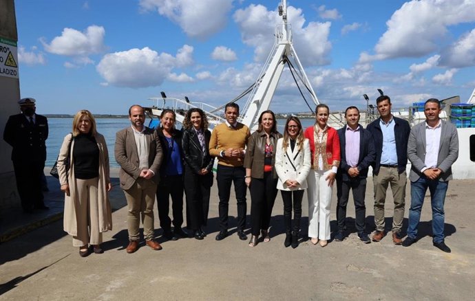 Autoridades en la colocación de la primera piedra de la nueva lonja pesquera de Ayamonte (Huelva).