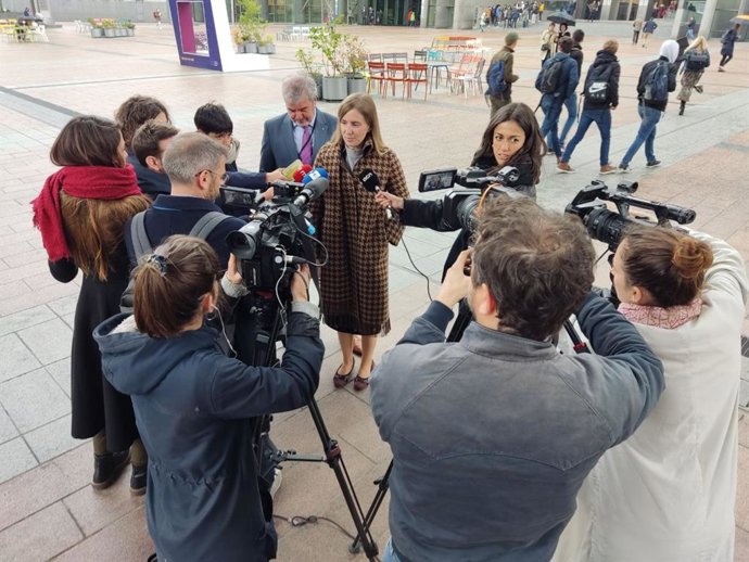 La consellera Victria Alsina en declaraciones a los periodistas durante su viaje a Bruselas.