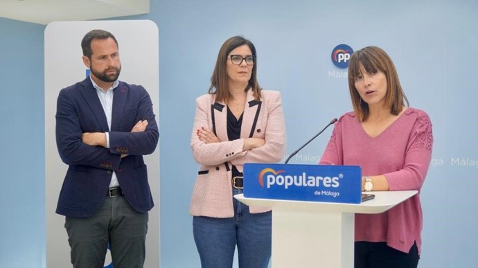 La vicesecretaria de Acción Sectorial y Participación del PP de Málaga, Ruth Sarabia; junto con el vicesecretario de Oficina Parlamentaria, Luis Verde, y la secretaria de Escuelas Infantiles Unidas, Gema Alarcón, en rueda de prensa