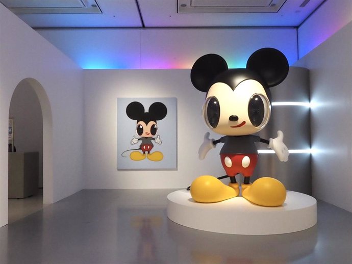 El artista malagueño Javier Calleja participa en la exposición en Osaka dedicada a Mickey Mouse, siendo el único español escogido. Abra en primer plano: Mickey Mouse, 2021 (aluminio 250cm) y al fondo: Little Mickey, 2021 (acrílico sobre lienzo)