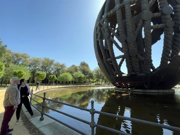 La concejal de Cs en el Ayuntamiento de Sevilla, Amelia Velázquez, junto al 'Huevo de Colón'.