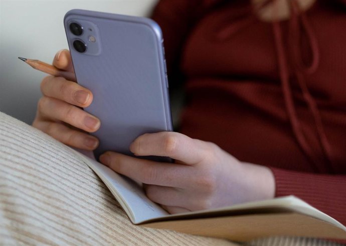 Una usuaria con un iPhone