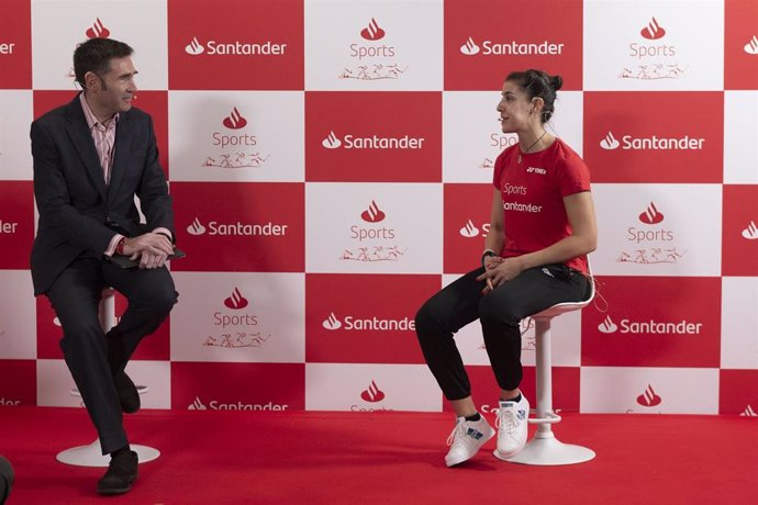 La ex campeona olímpica de bádminton Carolina Marín en un evento de Banco Santander junto a Felipe Martín, responsable de Medios, Marketing Online, Patrocinios y Eventos de la entidad financiera.