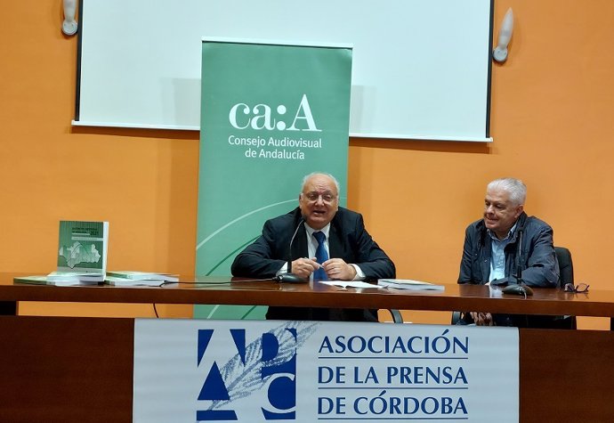 El presidente del Consejo Audiovisual de Andalucía (CAA), Antonio Checa (Izda.), presenta el Barómetro Audiovisual de Andalucía 2021.