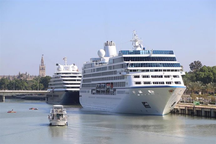 El primero de los cruceros en llegar a Sevilla ha sido el Scenic Eclipse, con 151 viajeros a bordo.