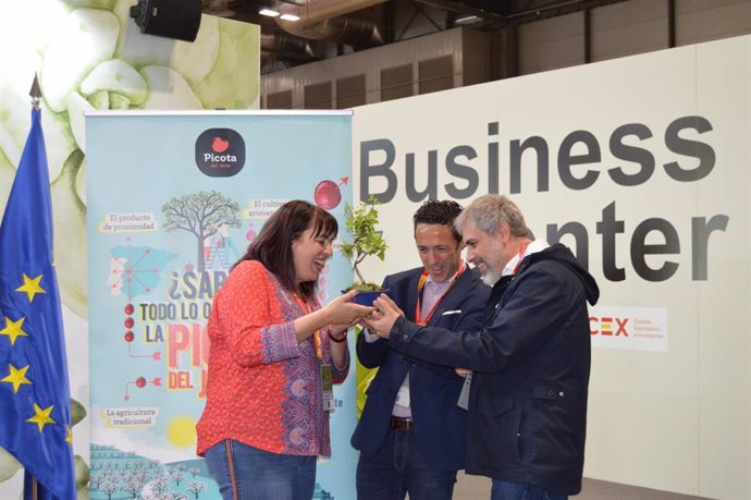 La consejera de Agricultura, Desarrollo Rural, Población y Territorio de la Junta, Begoña García, en la entrega al programa 'Aquí la Tierra' de TVE del Premio a la Excelencia Picota del Jerte 2022