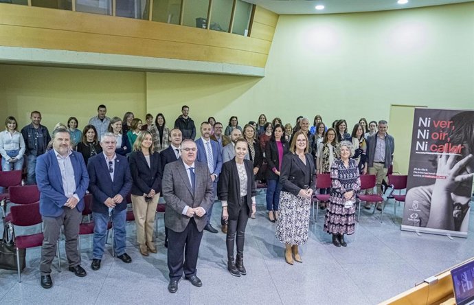 Imagen de la vicepresidenta y consejera de Mujer, Igualdad, LGTBI, Familias y Política Social, Isabel Franco, en la presentación de las cifras de maltrato infantil de 2021 en la Región de Murcia y posterior lectura del manifiesto con motivo del Día Inte