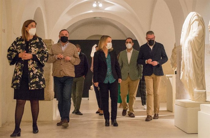 La viceconsejera de Cultura y Patrimonio Histórico, Macarena O'Neill (centro), en su visita a Baena.