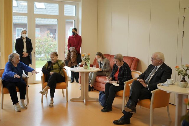 El presidente de Alemania, Frank-Walter Steinmeier, habla con supervivientes ucranianos del Holocausto en Berlín. 
