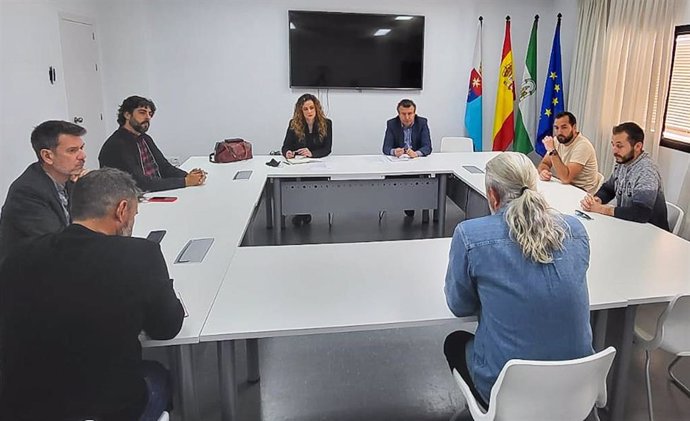 El alcalde de La Rinconada, Javier Fernández, se ha reunido con CCOO para abordar la situación de la plantilla de mantenimiento de los aviones de Ryanair.