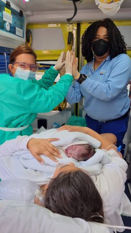 Imagen tras el parto en la ambulancia.