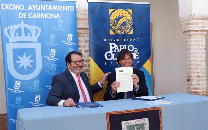 El alcalde de Carmona, Juan Ávila, y el rector de la Pablo de Olavide, Francisco Oliva, en la firma del convenio de creación de la cátedra.
