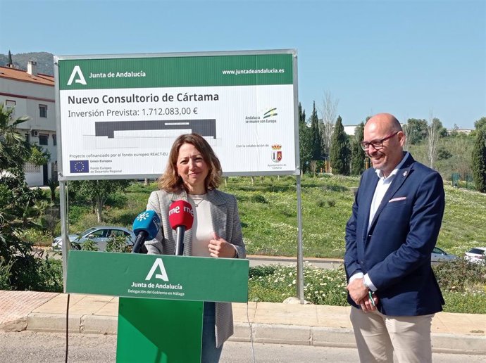 La delegada del Gobierno andaluz en Málaga, Patricia Navarro, y el alcalde de Cártama, Jorge Gallardo, informan del futuro centro de salud de Cártama
