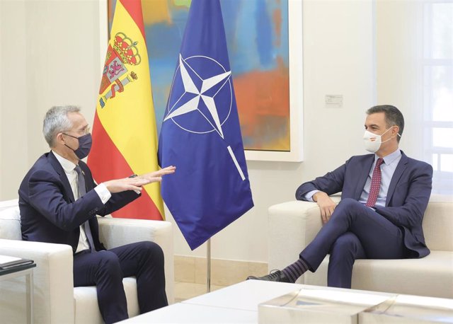 Archivo - El presidente del Gobierno, Pedro Sánchez (d), durante una reunión con el secretario general de la OTAN, Jens Stoltenberg, en el Palacio de la Moncloa