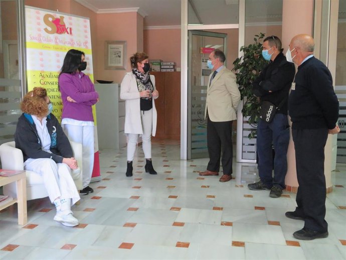 El delegado de Empleo, Formación, Trabajo Autónomo, Transformación Económica, Industria, Conocimiento y Universidades de la Junta en Huelva, Antonio Augustín, durante la visita a 'Siglo XXI'.