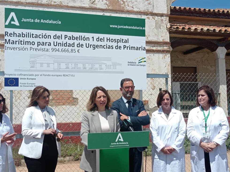 La delegada del Gobierno andaluz en Málaga, Patricia Navarro, junto a la alcaldesa de Torremolinos, Margarita del Cid (i) y el delegado de Salud, Carlos Bautista, en el Hospital Marítimo de la localidad malagueña