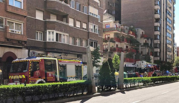 Intervención de los Bomberos en el incendio en una vivienda de la calle Puente Colgante.