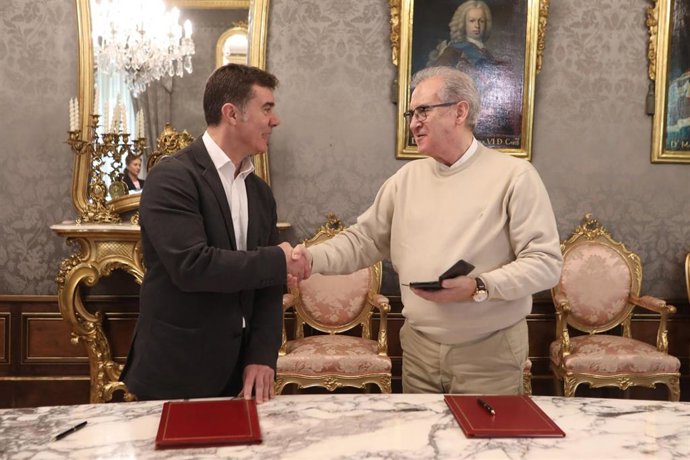 Eduardo Santos y Jesús Zudaire, durante la firma del convenio