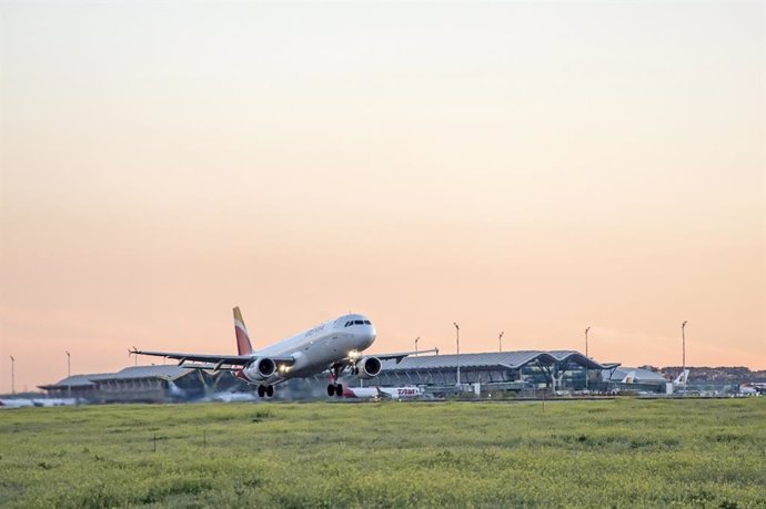 Archivo - Avión despegando.