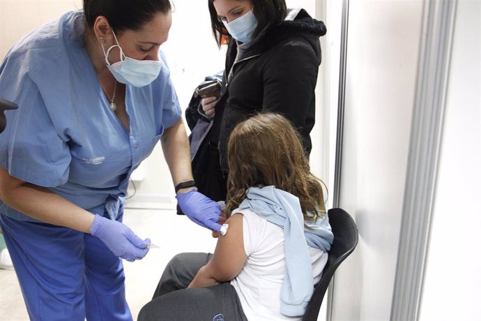 Archivo - Una niña recibe una dosis de la vacuna contra el Covid-19. 