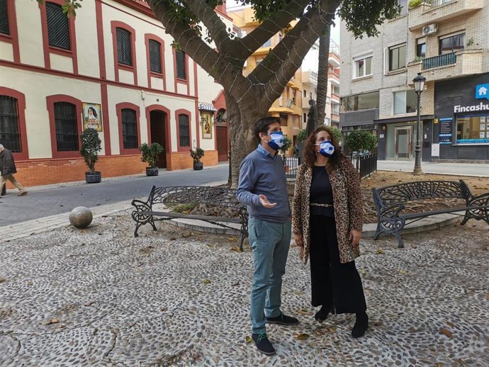 Guillermo García de Longoria, portavoz de Cs en el Ayuntamiento de Huelva, y Noelia Álvarez, viceportavoz, en la plaza Niña.