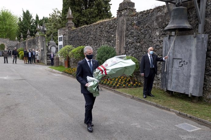 Archivo - El Lehendakari, Iñigo Urkullu, durante la ofrenda floral a las víctimas del bombardeo de Gernika en 2021
