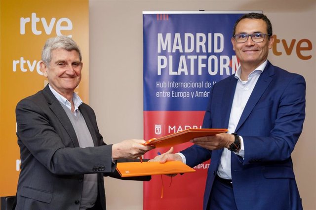 El presidente de la Corporación, José Manuel Pérez Tornero, y el presidente de Madrid Platform, Carlos Morales, tras la firma del acuerdo de colaboración en Prado del Rey.