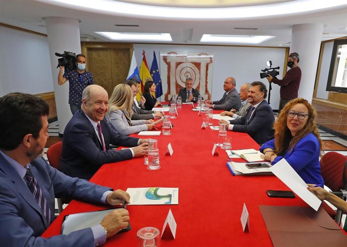 El presidente de Canarias, Ángel Víctor Torres, reunido con representantes de Asinca