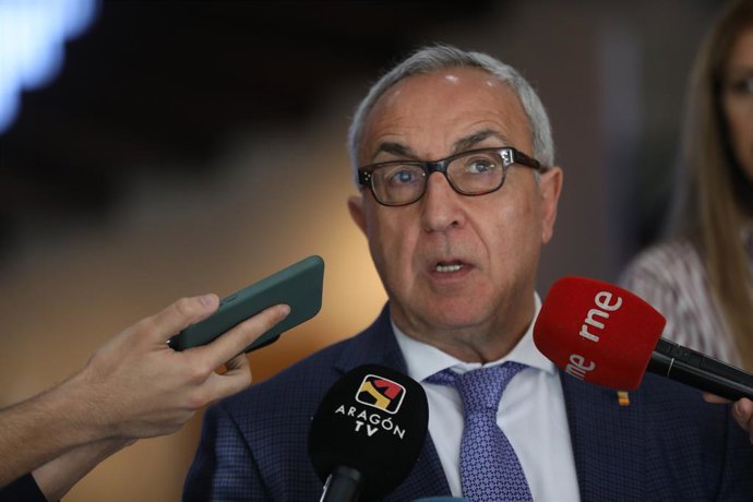 El presidente del Comité Olímpico Español (COE), Alejandro Blanco, responde a los medios a su salida del Comité Olímpico Español donde se ha reunido con representantes del Gobierno, la Generalitat de Catalunya y Aragón para tratar de avanzar en la candi