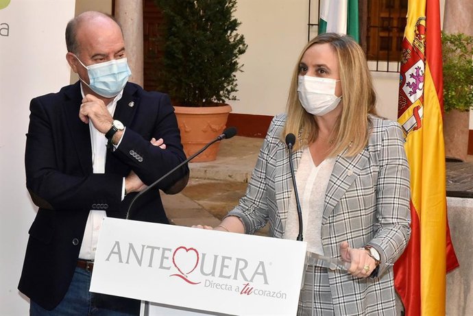 La consejera de Fomento, Infraestructuras y Ordenación del Territorio, Marifrán Carazo, y el alcalde de Antequera (Málaga), Manuel Barón, en una imagen de archivo