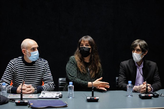 Archivo - (I-D) El director del Centro Dramático Nacional, Alfredo Sanzol, con la dramaturga Carolina África