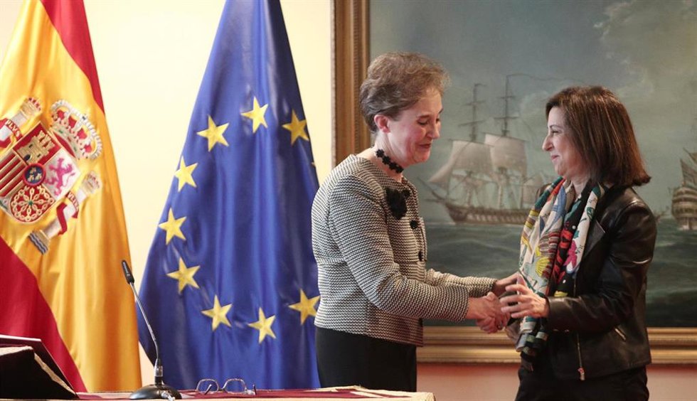 Archivo - La secretaria de Estado y directora del Centro Nacional de Inteligencia (CNI), Paz Esteban (izq) y la ministra de Defensa, Margarita Robles (dech), se dan la mano.
