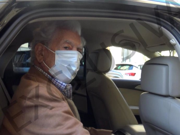 Mario Vargas Llosa sale del hospital tras sufrir la covid-19