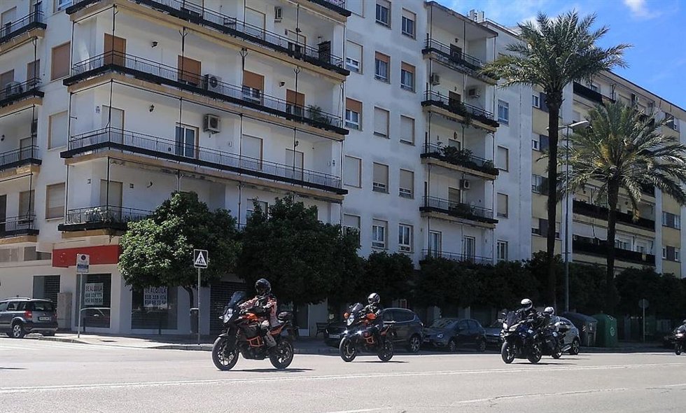 Archivo - Motos por el centro de Jerez durante el fin de semana de Gran Premio de 2021.