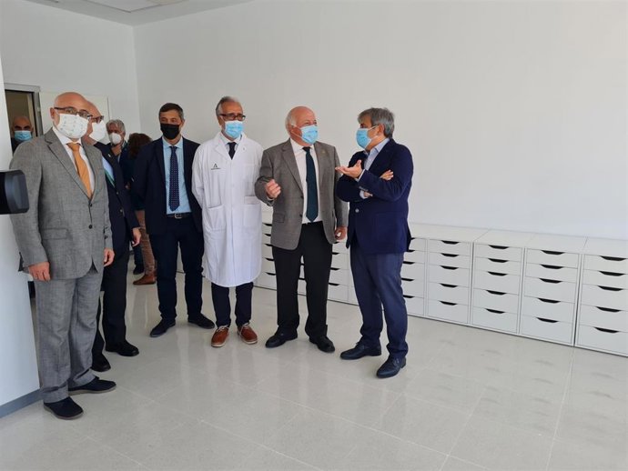 El consejero de Salud y Familias, Jesús Aguirre, inaugura los nuevos espacios para la investigación clínica Ibima-Plataforma Bionand, ubicados en el Hospital Universitario Virgen de la Victoria.