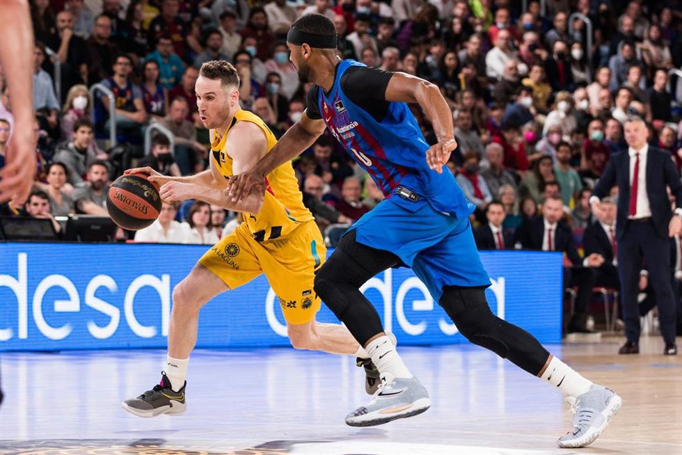Marcelinho Huertas, del Lenovo Tenerife, ante Brandon Davies del FC Barcelona en un partido de Liga Endesa en Barcelona.