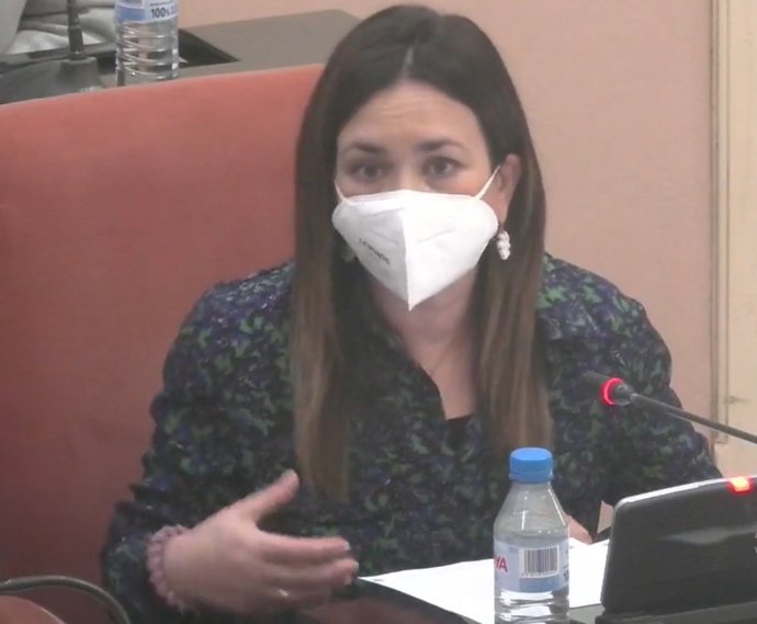 La concejal y portavoz de Cs en el Ayuntamiento de Utrera, Isabel González, durante el pleno del 31 de marzo, en foto de archivo.
