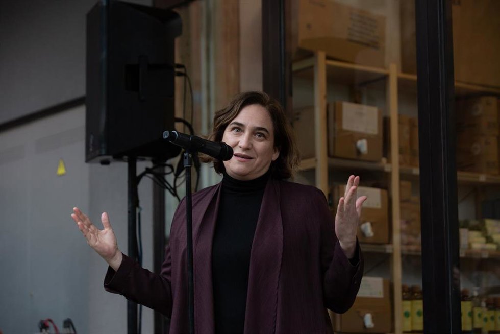 La alcaldesa de Barcelona, Ada Colau, interviene en la inauguración de las viviendas cooperativas de Cirerers en Nou Barris, a 31 de marzo de 2022, en Barcelona, Cataluña (España).