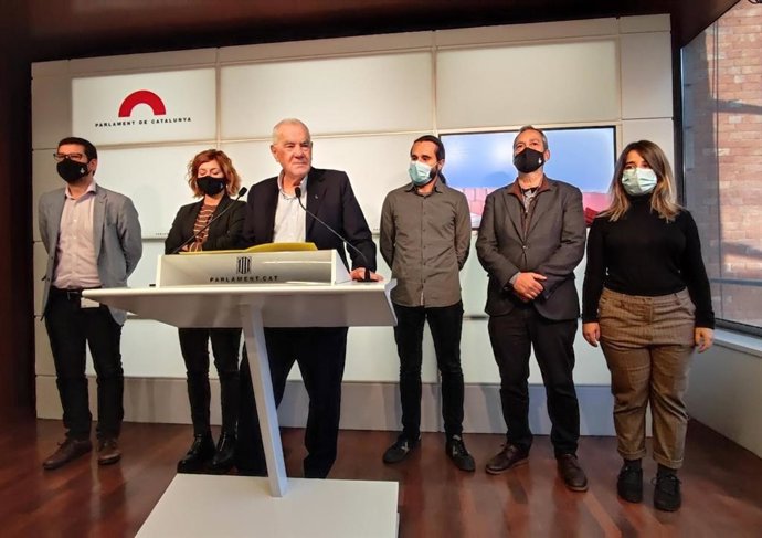 Archivo - El líder de ERC en el Ayuntamiento de Barcelona, Ernest Maragall, con el grupo municipal en rueda de prensa. ARCHIVO